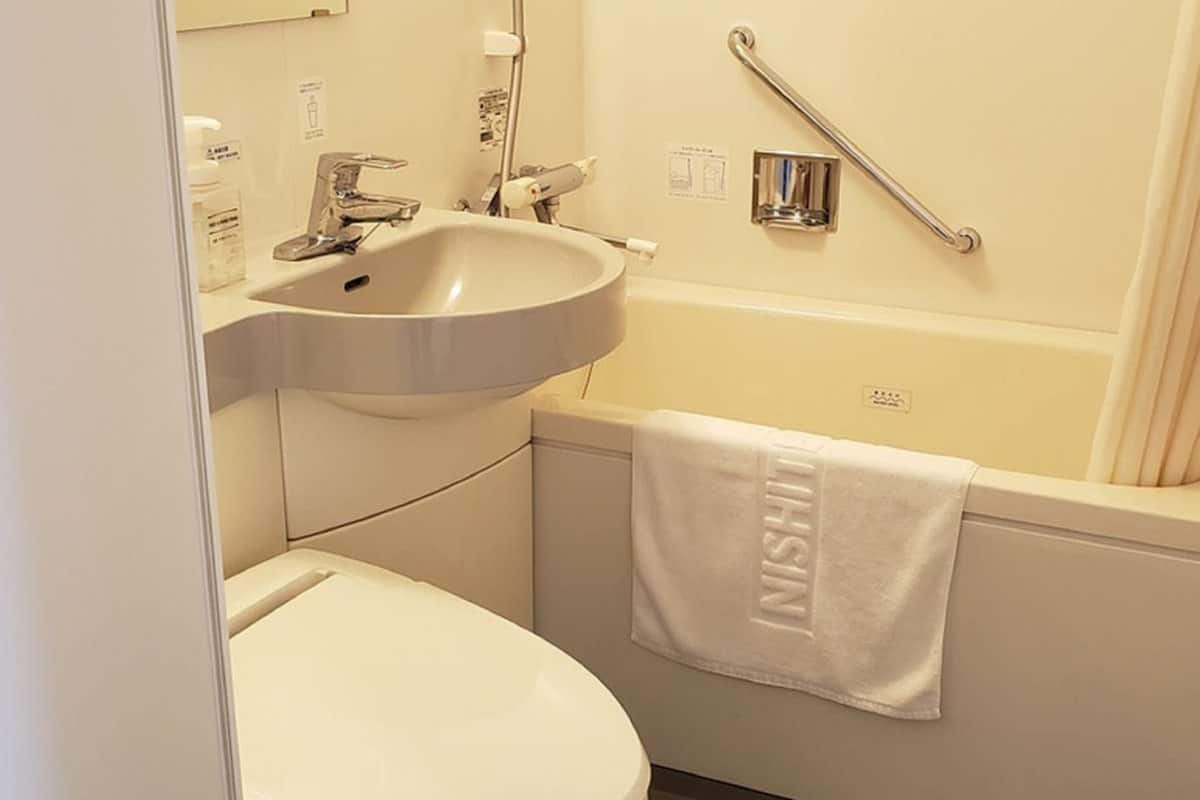 wide-single room, non smoking (14 sqm) | bathroom | combined shower/bathtub, deep-soaking bathtub, free toiletries