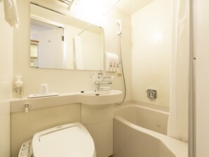 Un baño con lavamanos, espejo, dispensador de jabón y ducha.