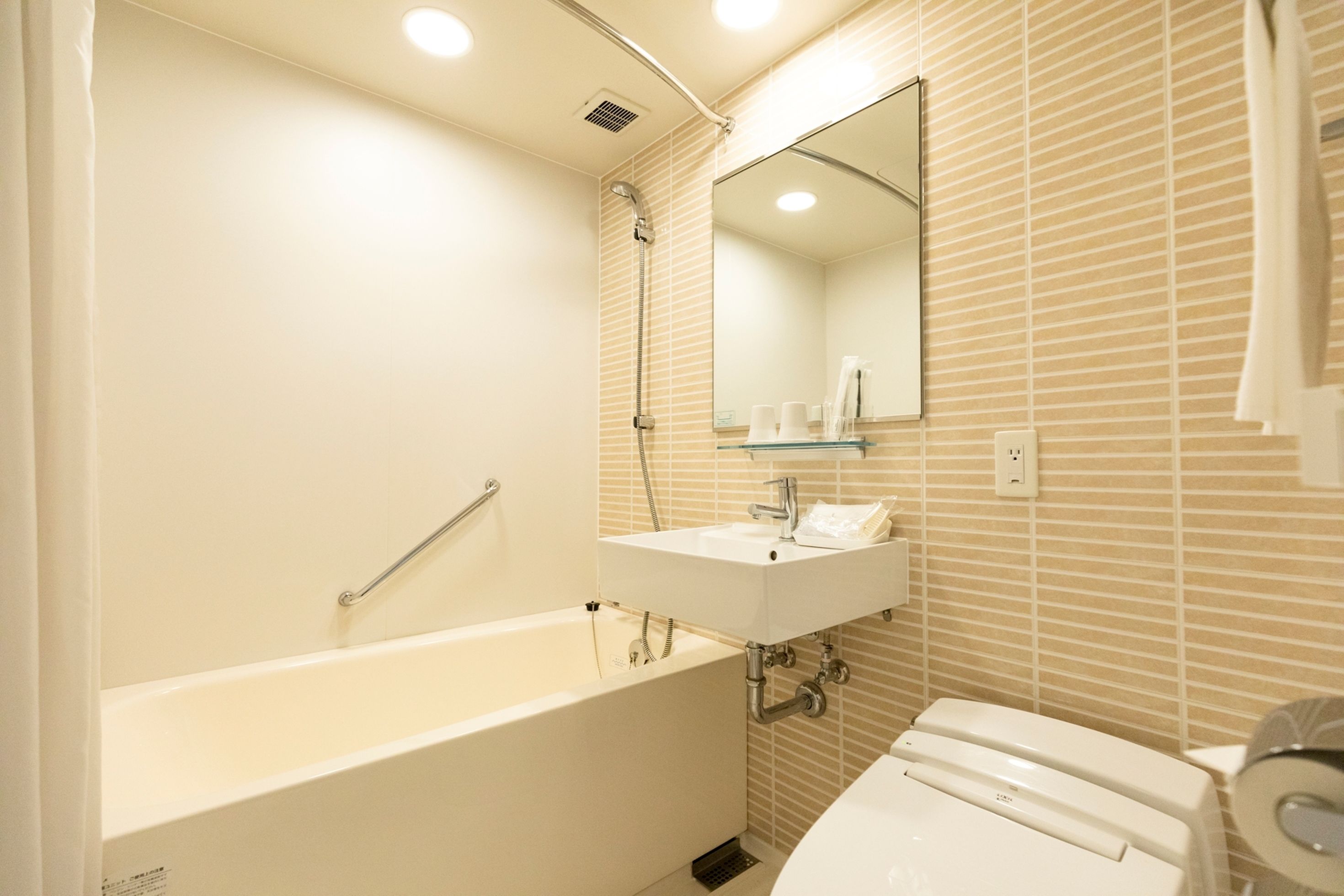 combined shower/bathtub, free toiletries, hair dryer, bathrobes