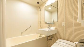 Une salle de bain moderne avec une baignoire, un lavabo et des toilettes.