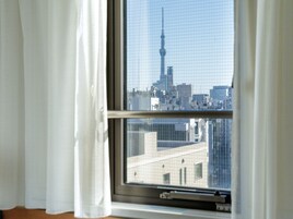 羽毛の掛け布団、デスク、遮光カーテン、アイロン / アイロン台