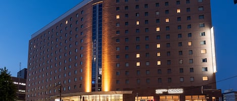 Voorkant accommodatie - avond/nacht