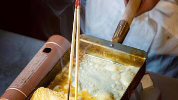 Desayuno buffet diario (JPY 2000 por persona)