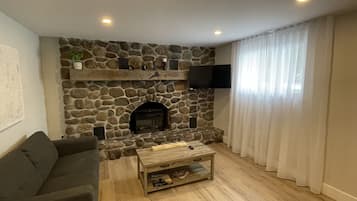 Apartamento Confort | Zona de estar | Smart TV de 32 pulgadas con canales por cable