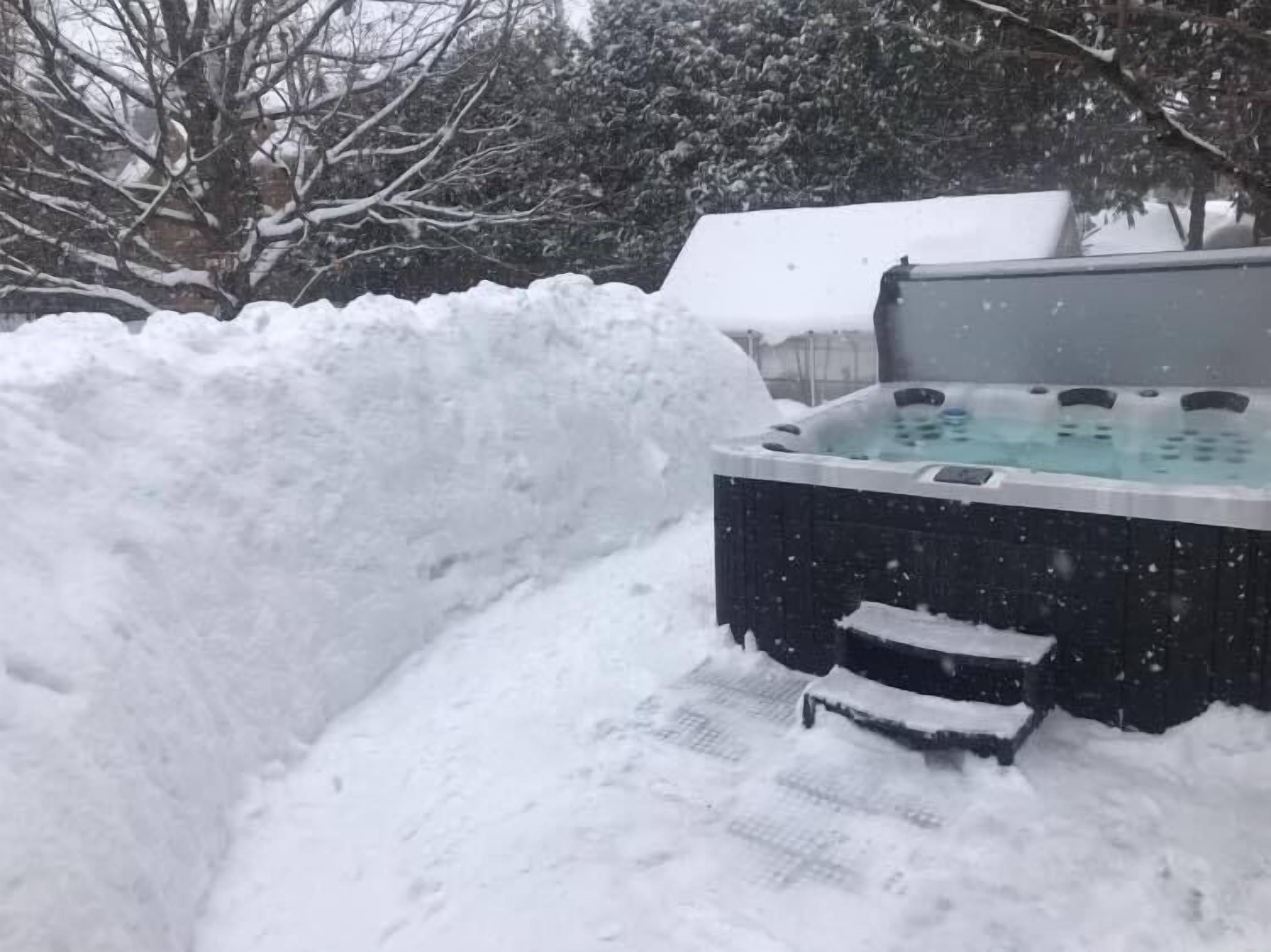 Bañera de hidromasaje al aire libre