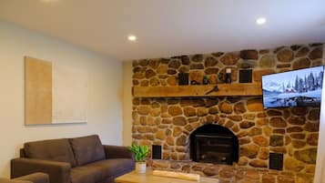Comfort appartement | Woonruimte | Een 32-inch smart-tv met kabelzenders