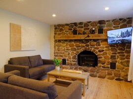 Condo conforto | Área de estar | Smart TV 32 polegadas com canais a cabo
