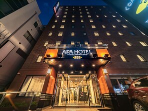 Hotellin sisäänkäynti, jossa on kyltti, jossa lukee ”APA HOTEL”, ja osoite ”344”.