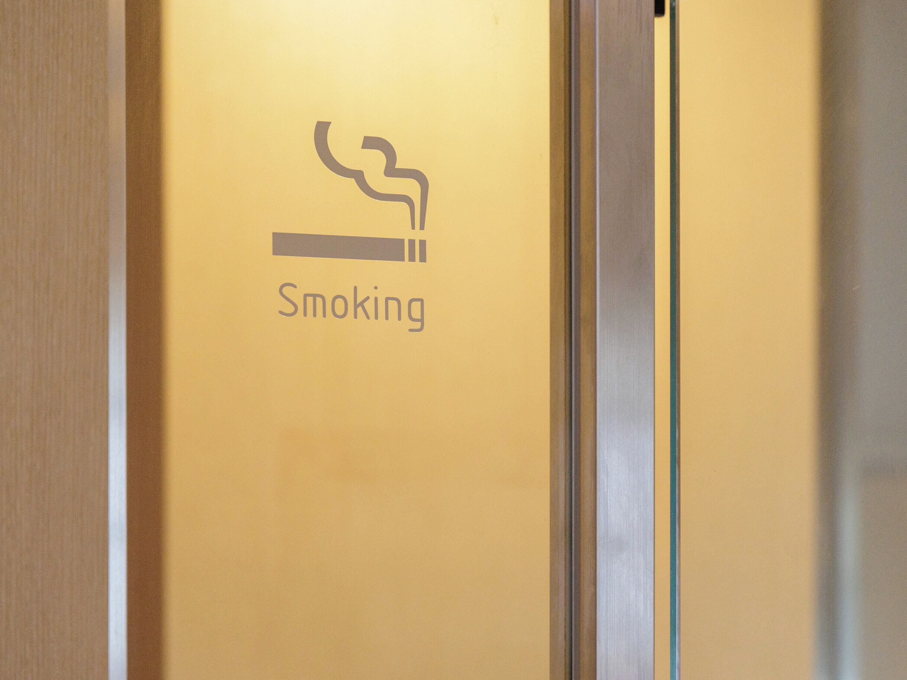 A door with a smoking sign.