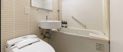 Un baño con inodoro, lavamanos y ducha.
