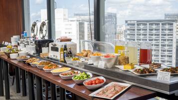 Daily cooked-to-order breakfast (JPY 1500 per person)