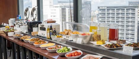 Daily cooked-to-order breakfast (JPY 1500 per person)