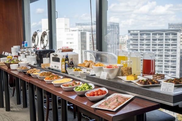 Daily cooked-to-order breakfast (JPY 1500 per person)