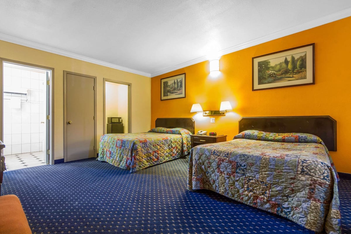Standaard kamer, 2 tweepersoonsbedden, niet-roken | Een bureau, een strijkplank/strijkijzer, gratis wifi, beddengoed