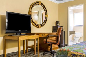 Escritorio, tabla de planchar con plancha, wifi gratis y ropa de cama