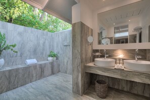 Suite, vistas a la playa | Baño | Ducha y bañera combinadas y artículos de higiene personal gratuitos