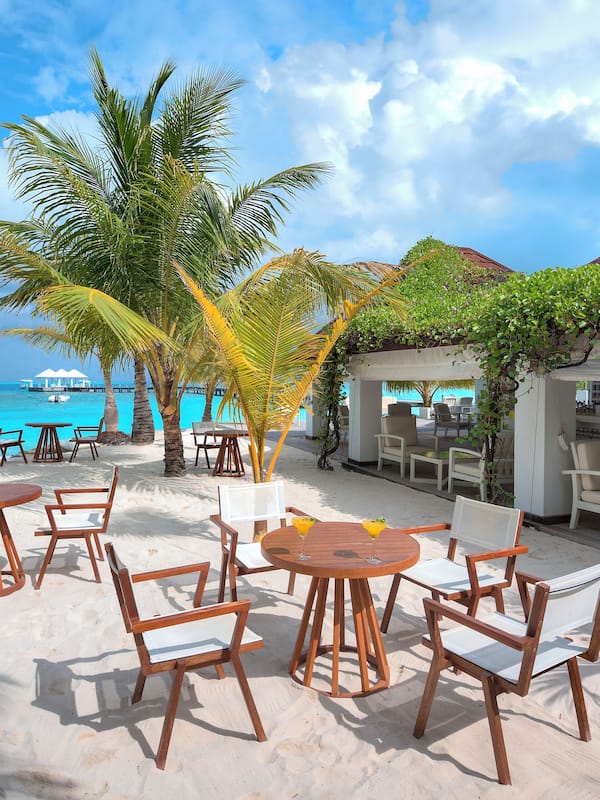 5 restaurants, breakfast, lunch, dinner served; local cuisine