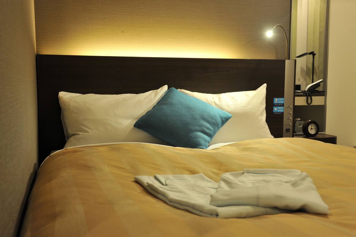 Ropa de cama de alta calidad, escritorio y cortinas blackout