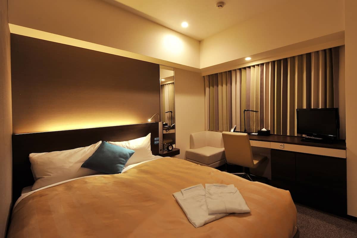 Ropa de cama de alta calidad, escritorio y cortinas blackout