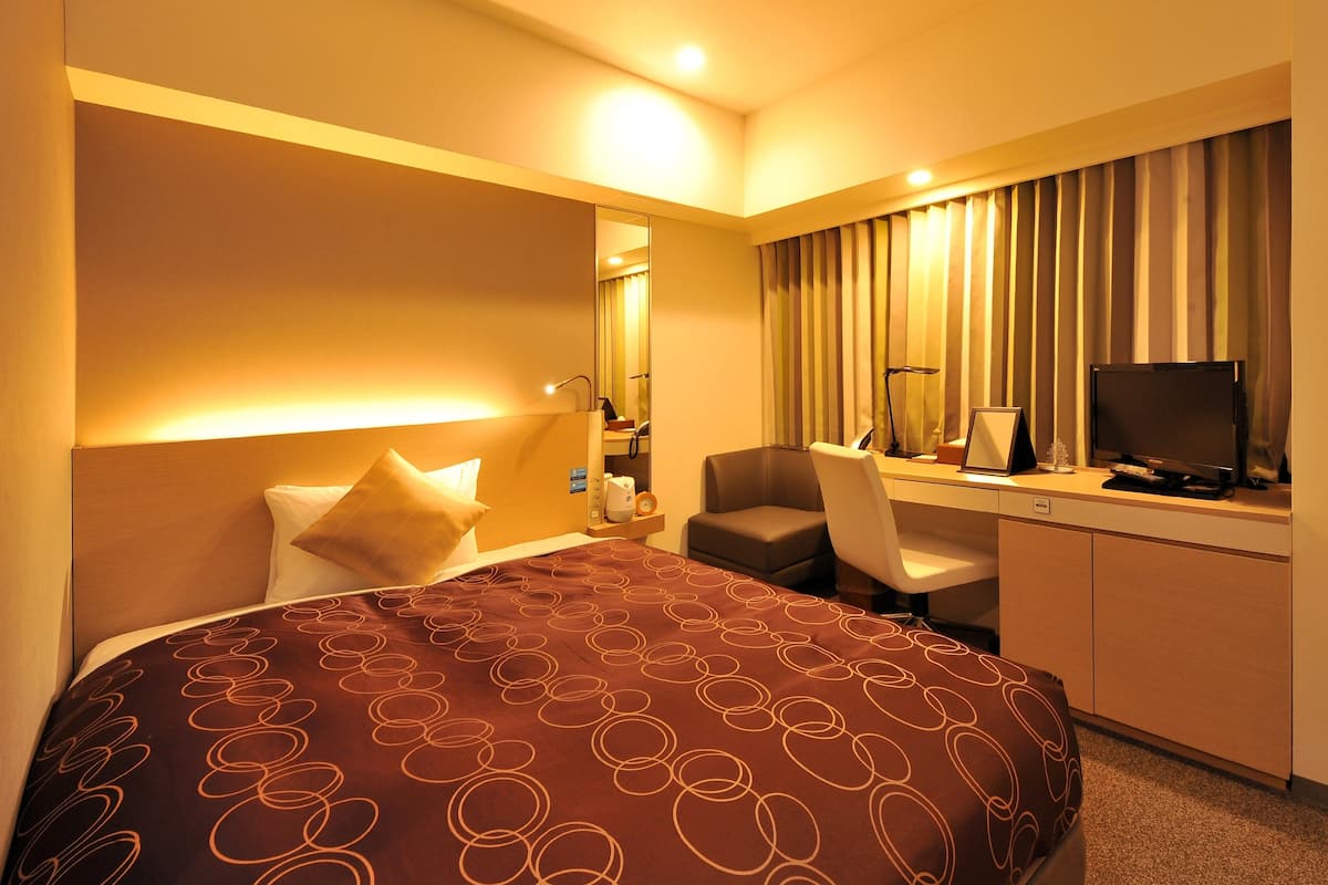 Premium bedding, desk, blackout drapes, iron/ironing board