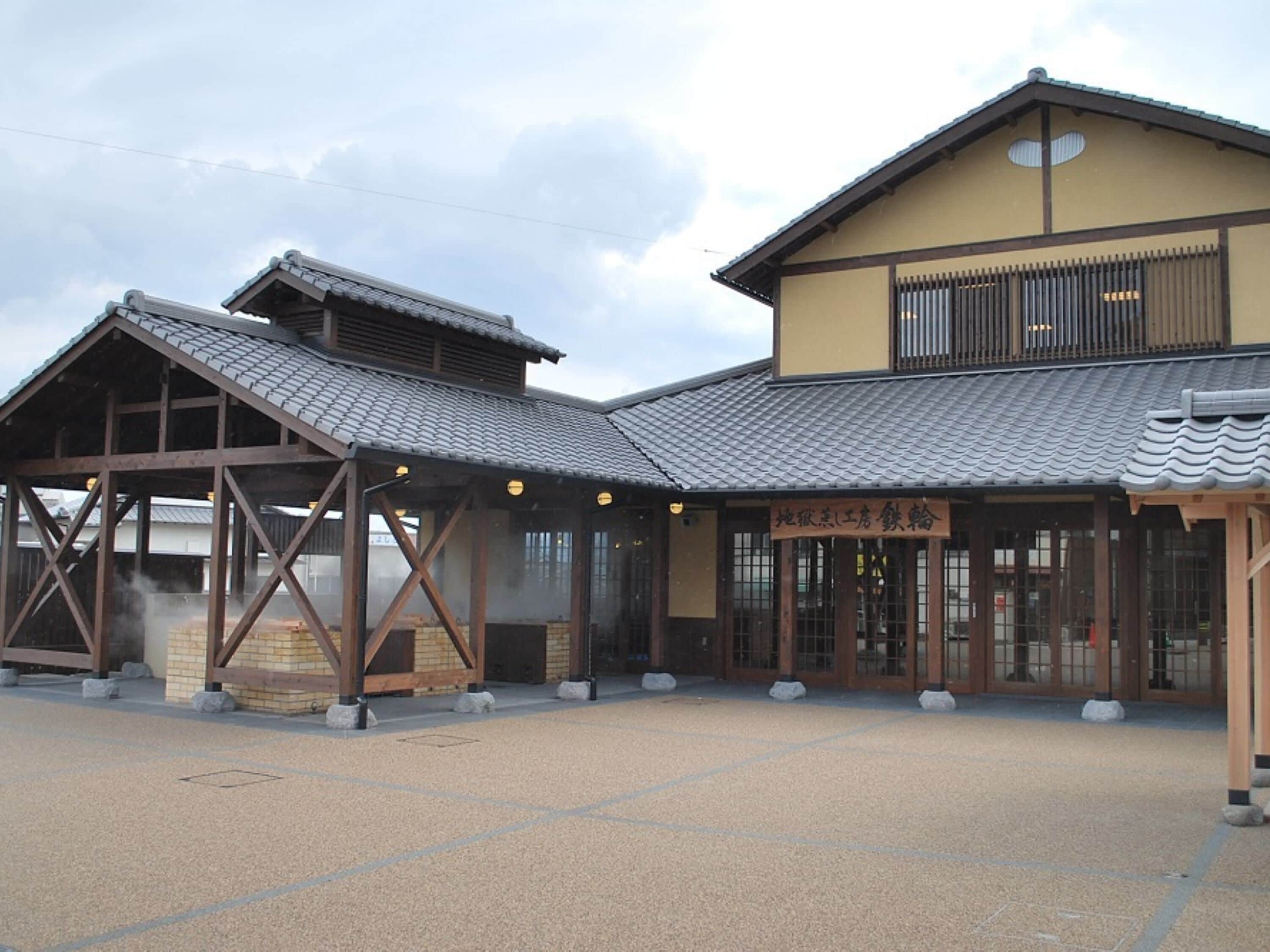 Ein traditionelles japanisches Gebäude mit einem Ziegeldach und Holzkonstruktion.