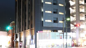 施設の正面 (日没後)
