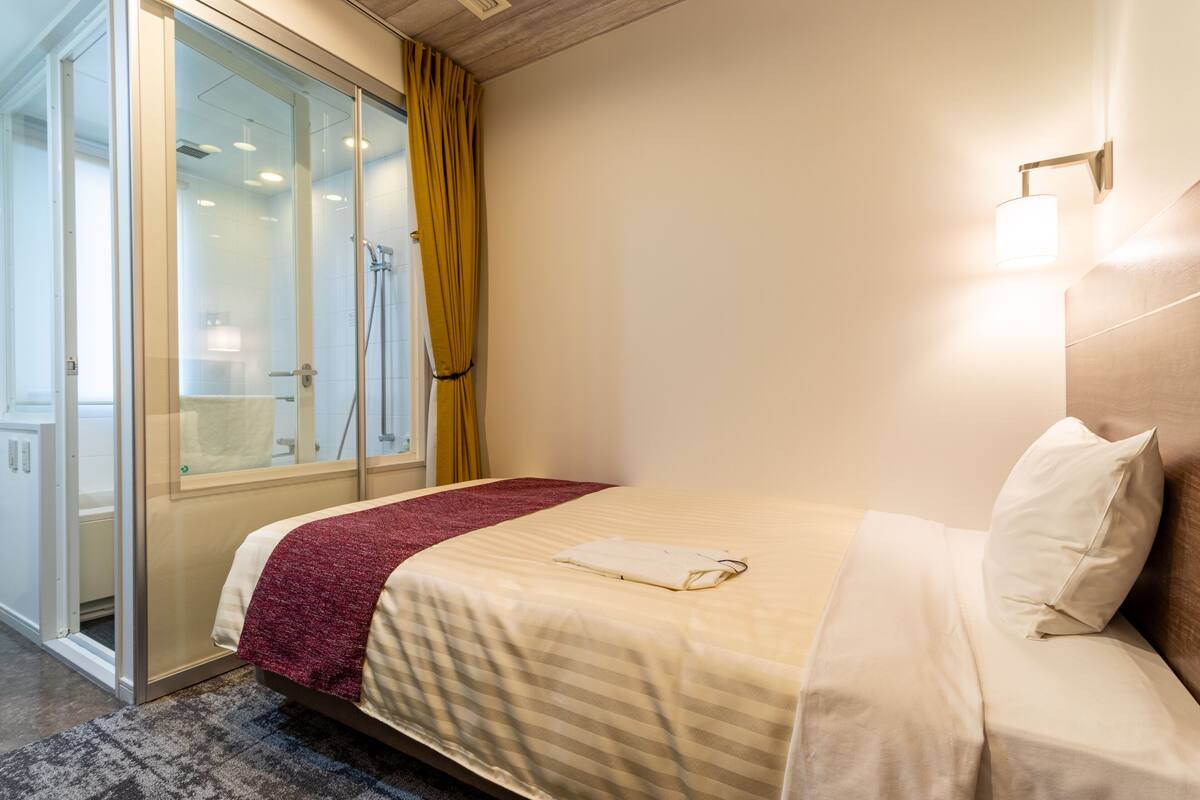 Peralatan tempat tidur premium, meja, langsir/tirai gelap terus 