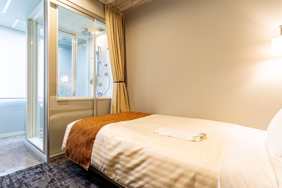 Peralatan tempat tidur premium, meja, langsir/tirai gelap terus 