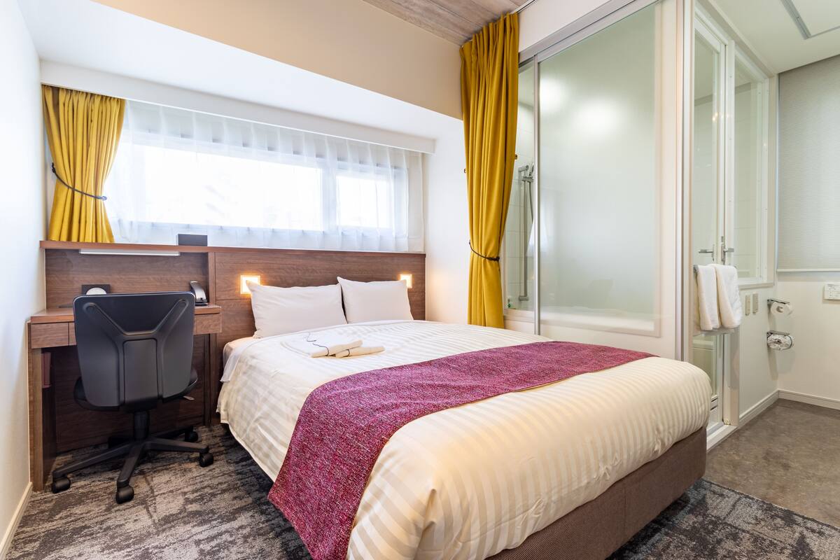 Peralatan tempat tidur premium, meja, langsir/tirai gelap terus 