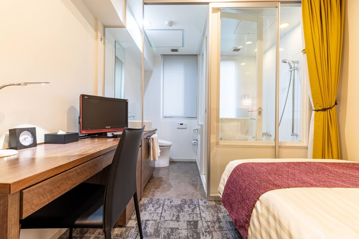 Peralatan tempat tidur premium, meja, langsir/tirai gelap terus 
