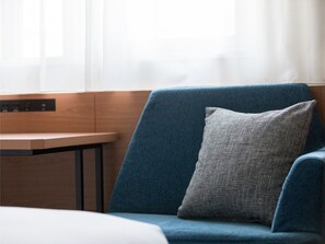 Desk, free WiFi, bed sheets - Nishitetsu Inn Shinjuku (Tokyo)