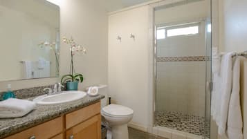 Plumeria Suite | Badezimmer | Kostenlose Toilettenartikel, Haartrockner, Bademäntel, Handtücher
