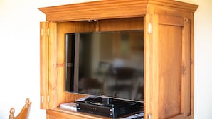 Un mueble de madera con un televisor de pantalla plana y un reproductor de DVD.