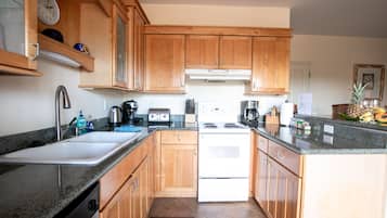Orchid Suite | Dapur pribadi | Lemari es besar, microwave, kompor, dan mesin pembuat kopi/teh