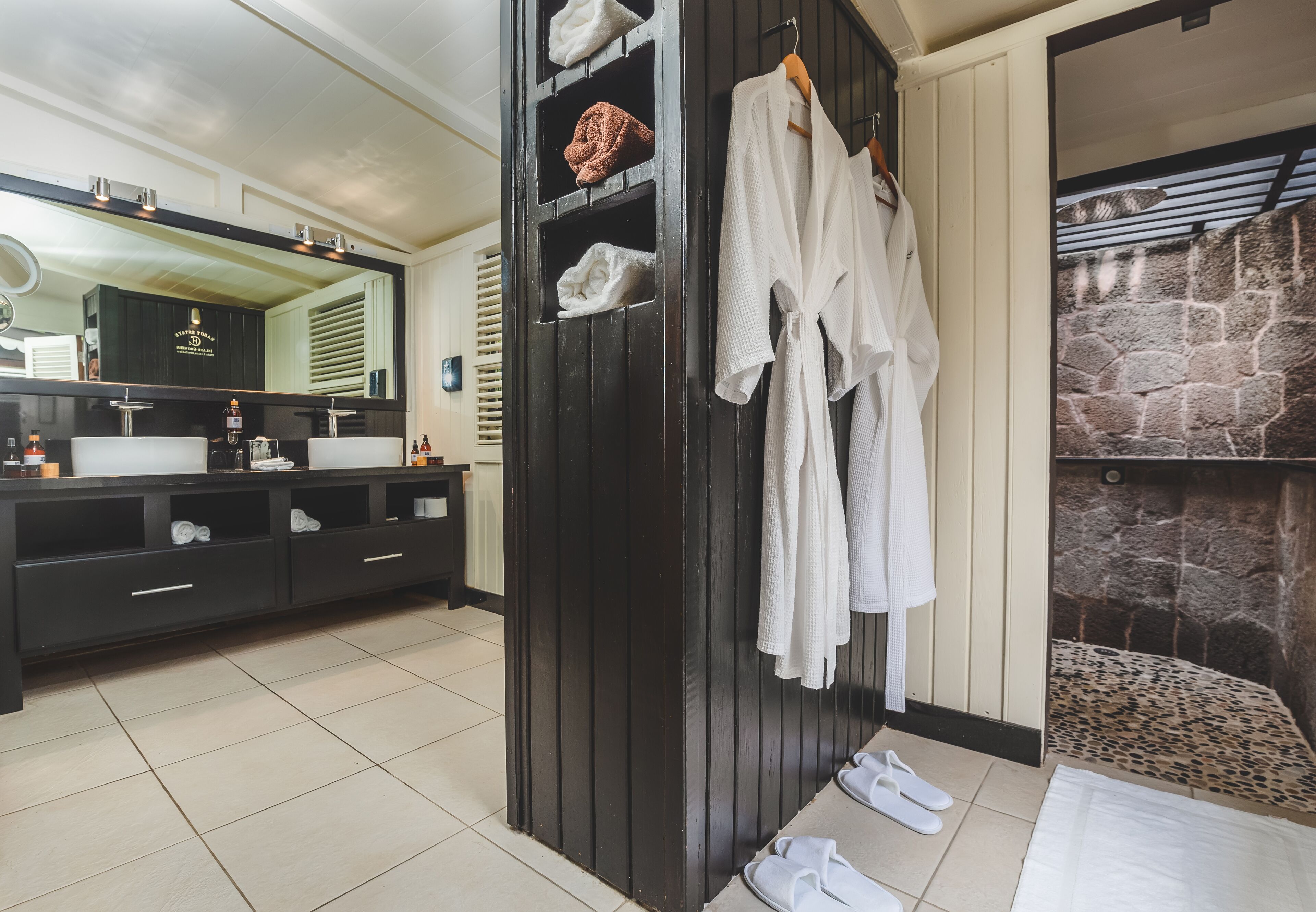 デラックス ルーム キング  ベッド 1 台 (Lodge) | バスルーム | シャワー、レインフォールシャワー、バスアメニティ (無料)、ヘアドライヤー