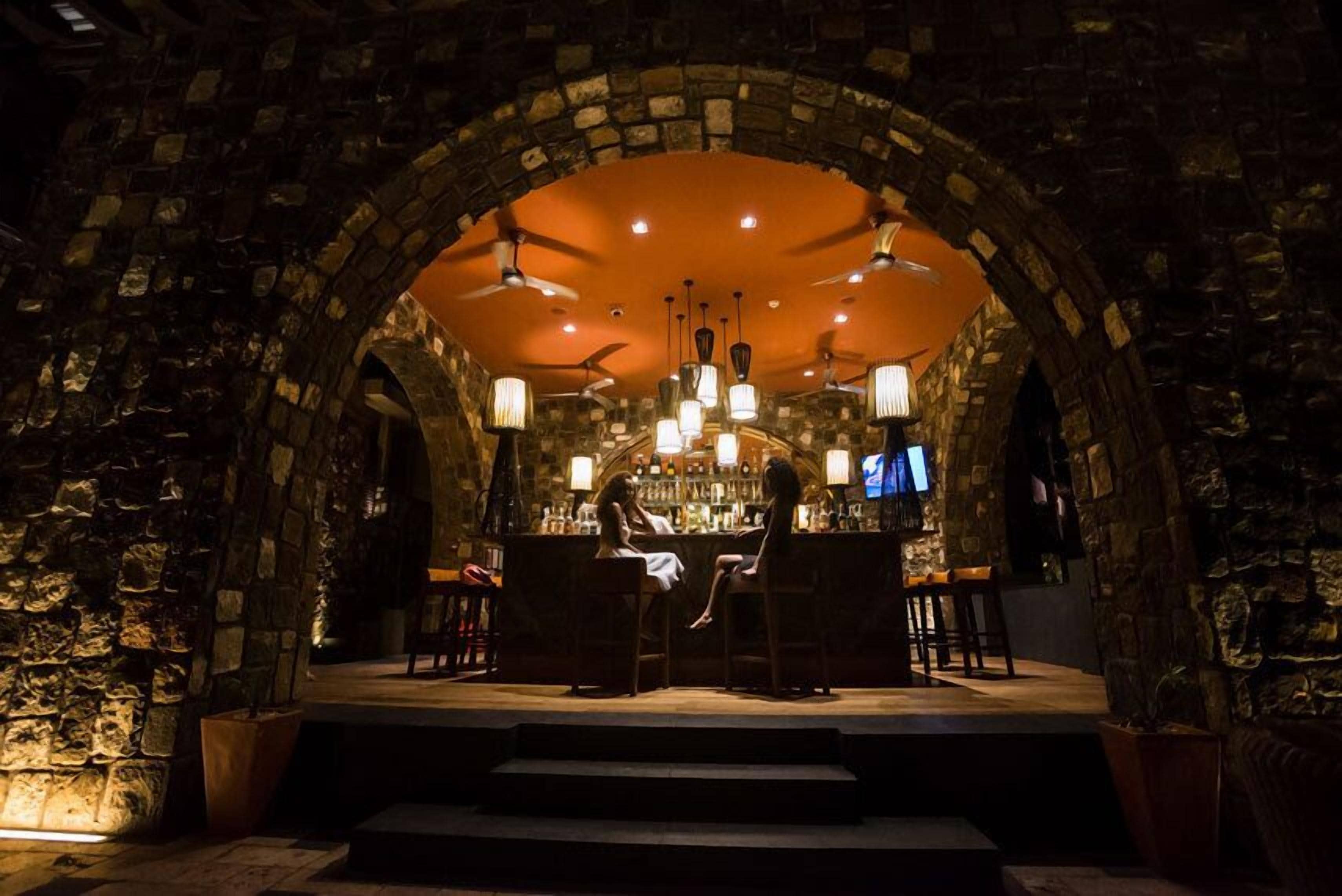 2 bars/lounges, swim-up bar, poolside bar