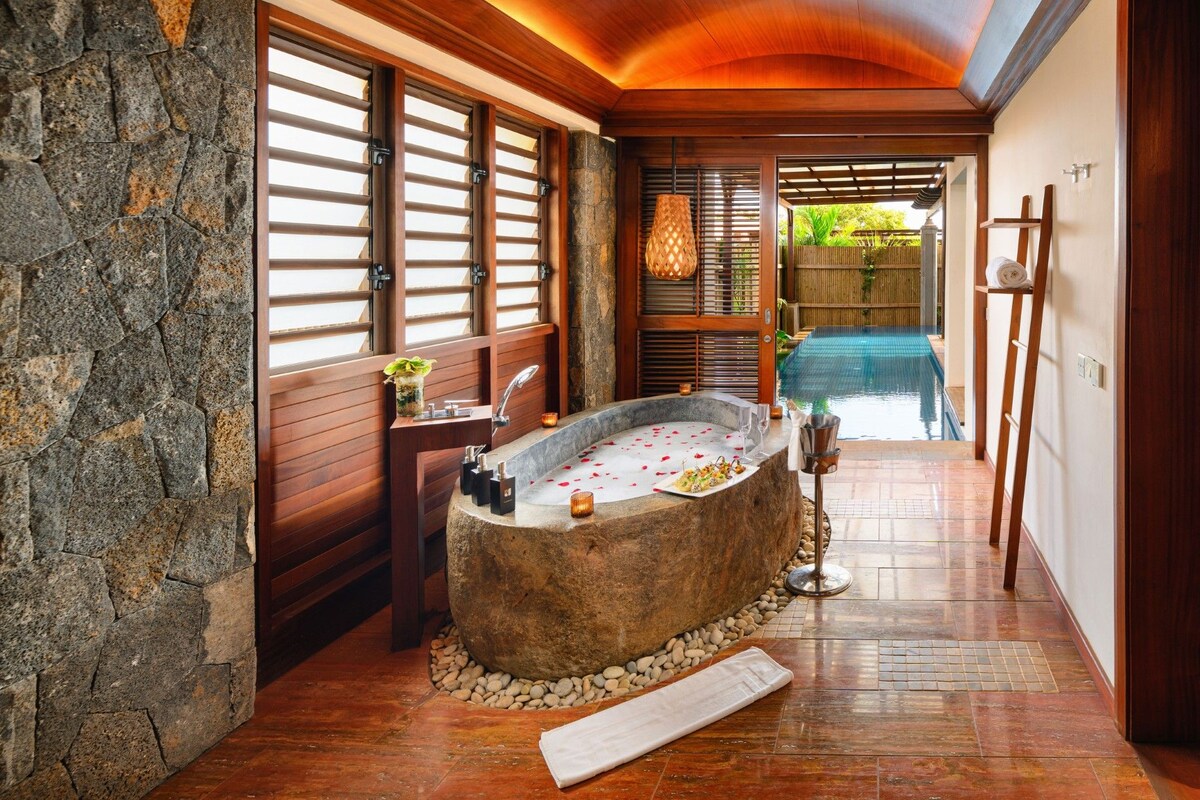 Luxury Beachfront Pool Suite - Ultimate Privacy | Deep soaking bathtub