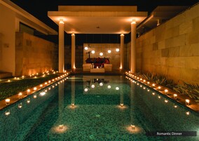 Una piscina cubierta, una piscina al aire libre, tumbonas