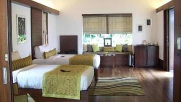 Villa | Luxe beddengoed, een minibar, een kluis op de kamer, een bureau