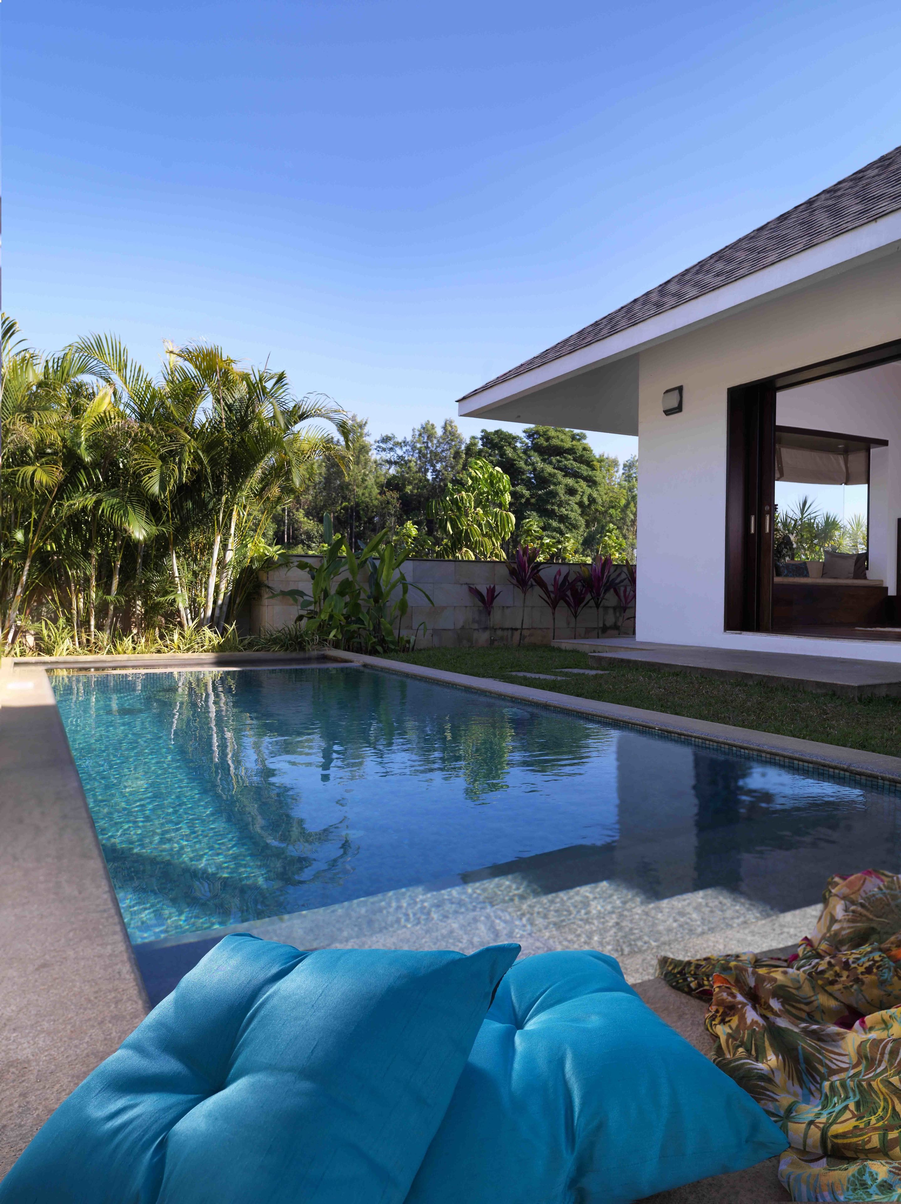 Kolam renang tertutup, kolam renang terbuka, kerusi lepak pantai 