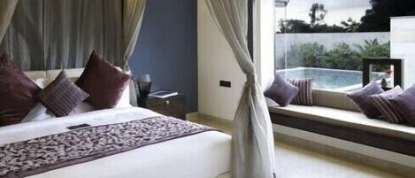 Un dormitorio moderno con una cama grande, vista a una piscina y una ventana con cortinas.