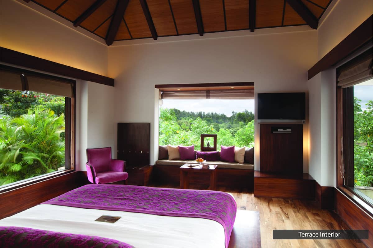 Cottage | Seprai premium, minibar, brankas, dan meja kerja