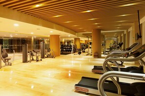 A spacious gym with various exercise equipment, including treadmills and weight machines. - Radisson Hotel Tianjin Aqua City (Tianjin)