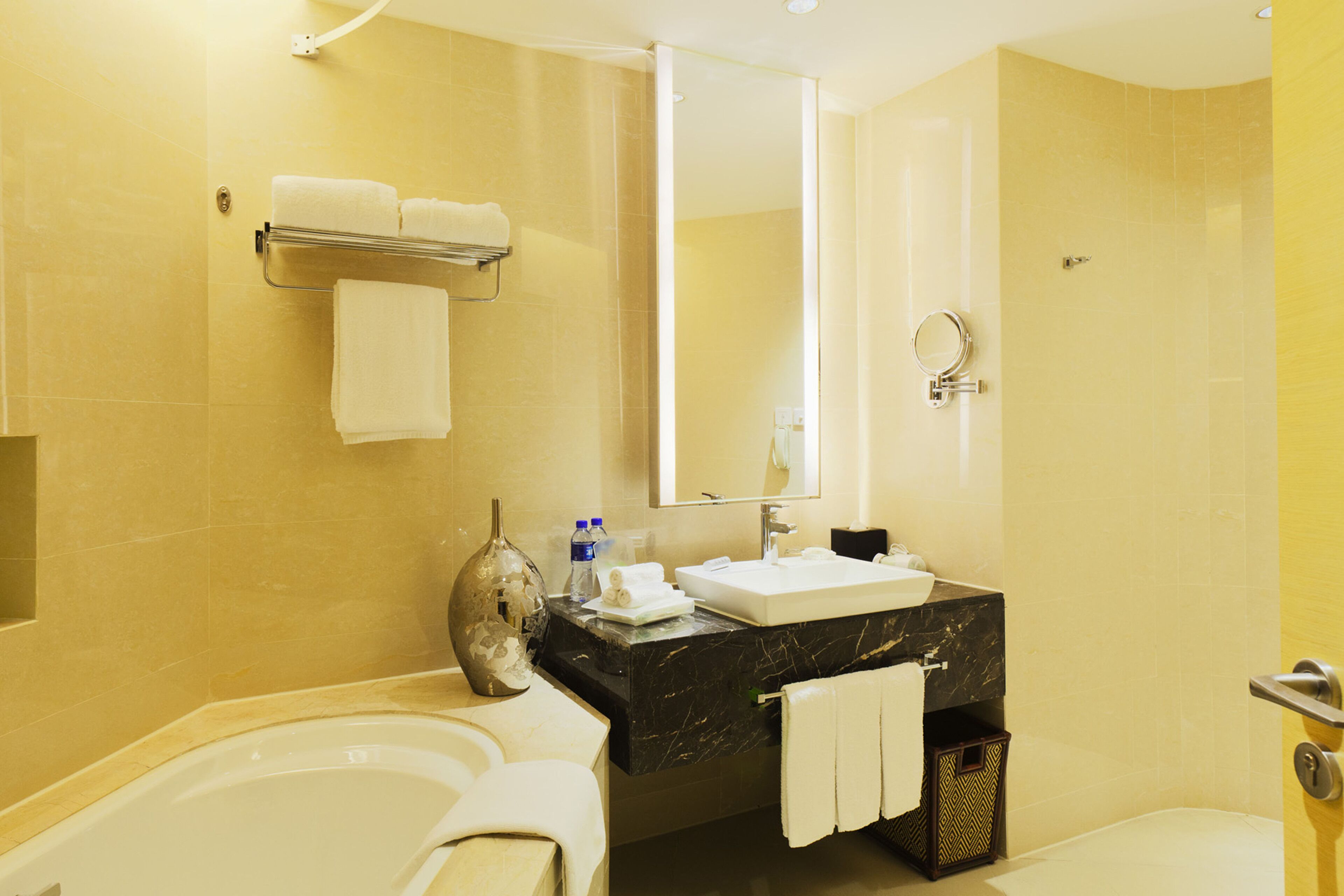 Une salle de bain moderne avec une baignoire, un lavabo et une douche.