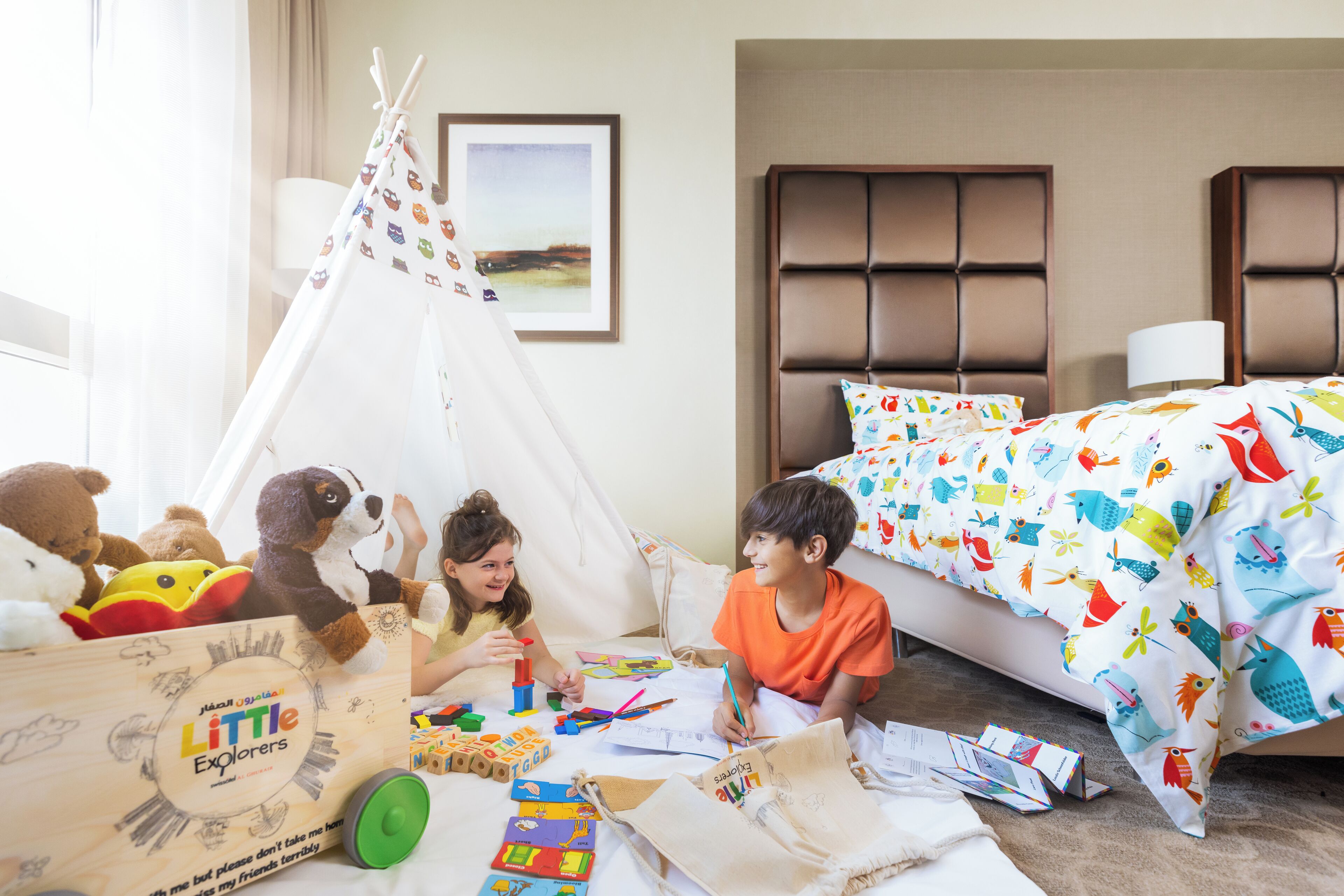 Minibar, coffres-forts dans les chambres, bureau