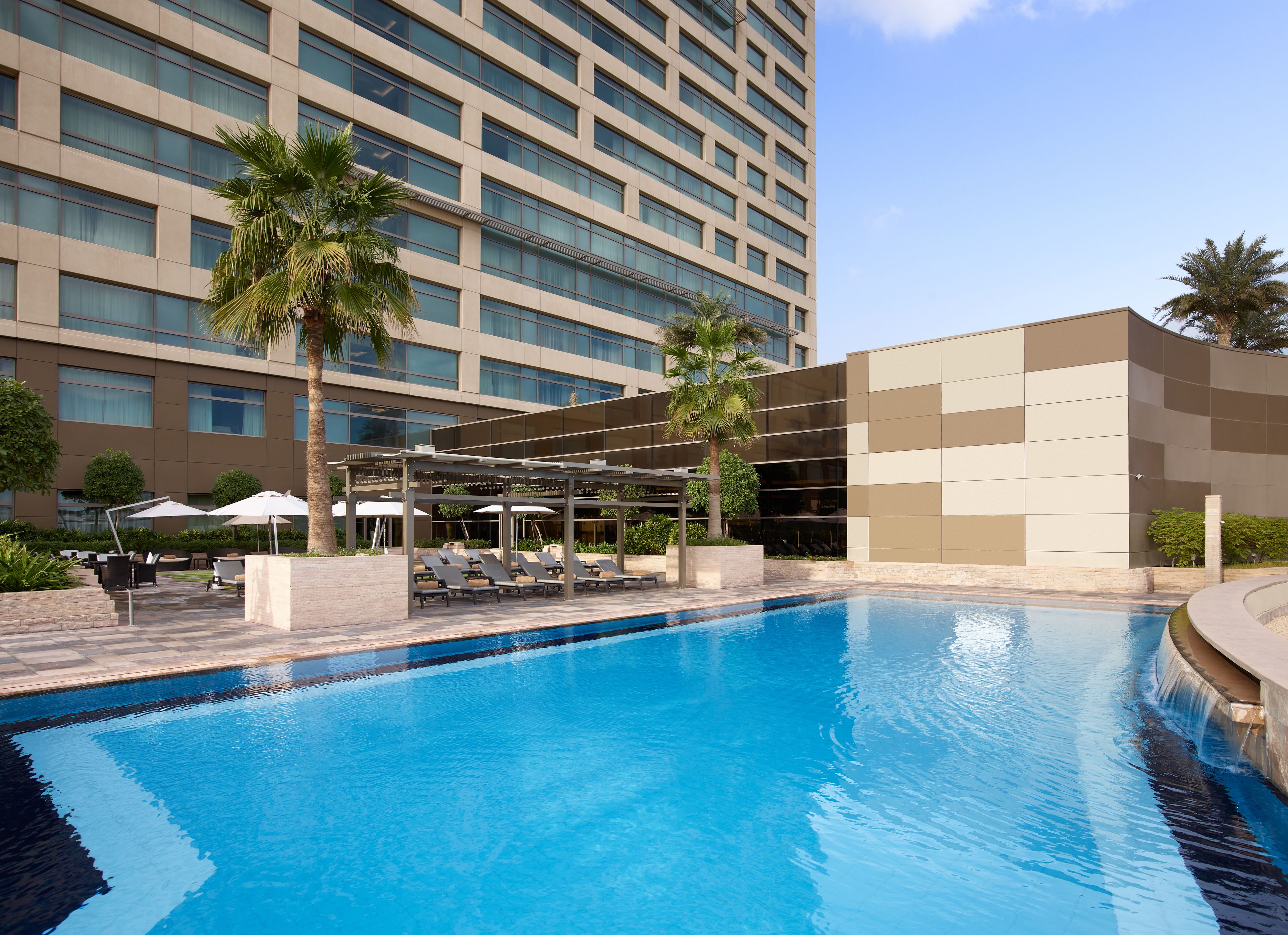 Kolam renang outdoor, dengan payung kolam renang dan kursi berjemur