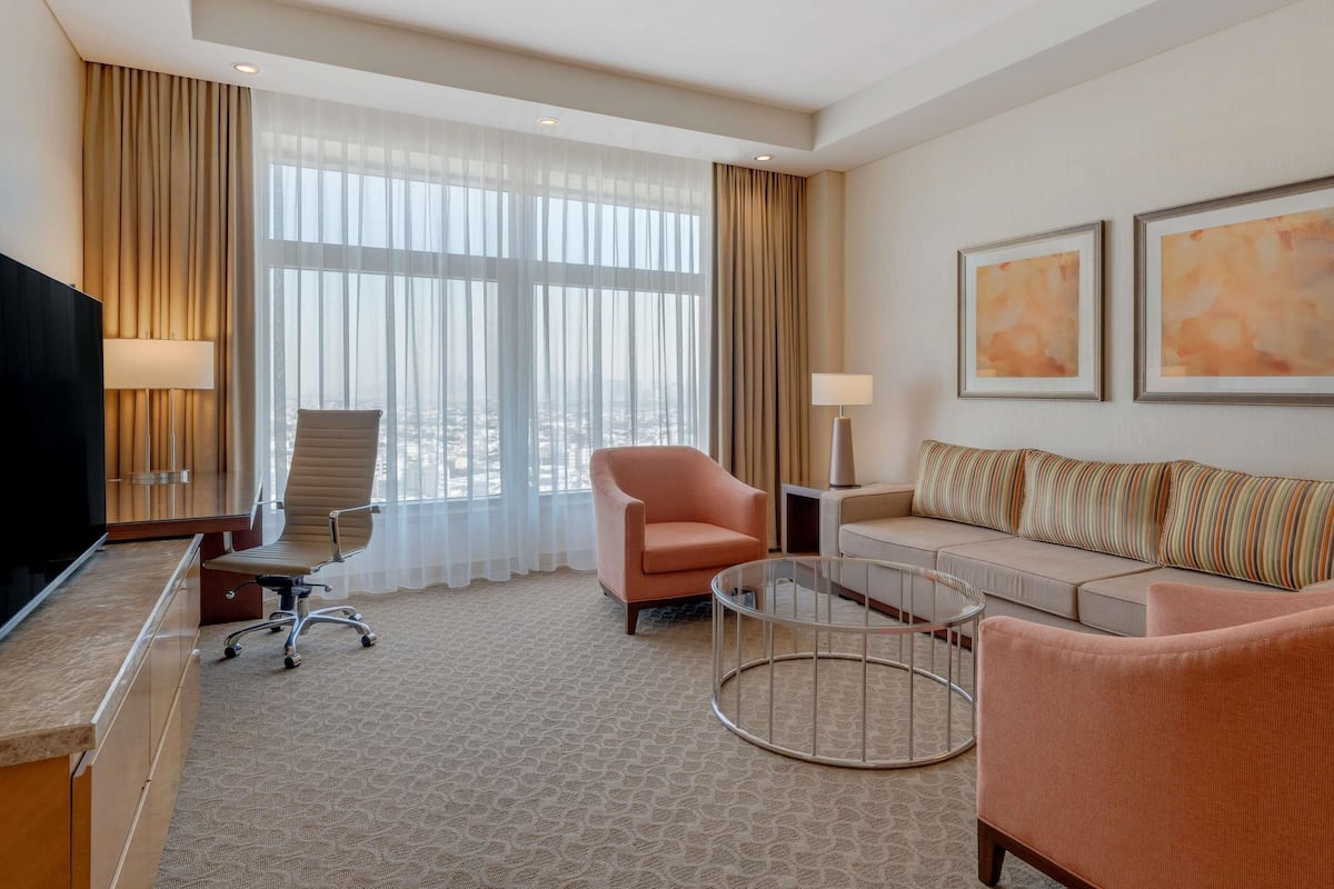 Classic Suite, 1 Double Bed | Minibar, in-room safe, desk, laptop workspace