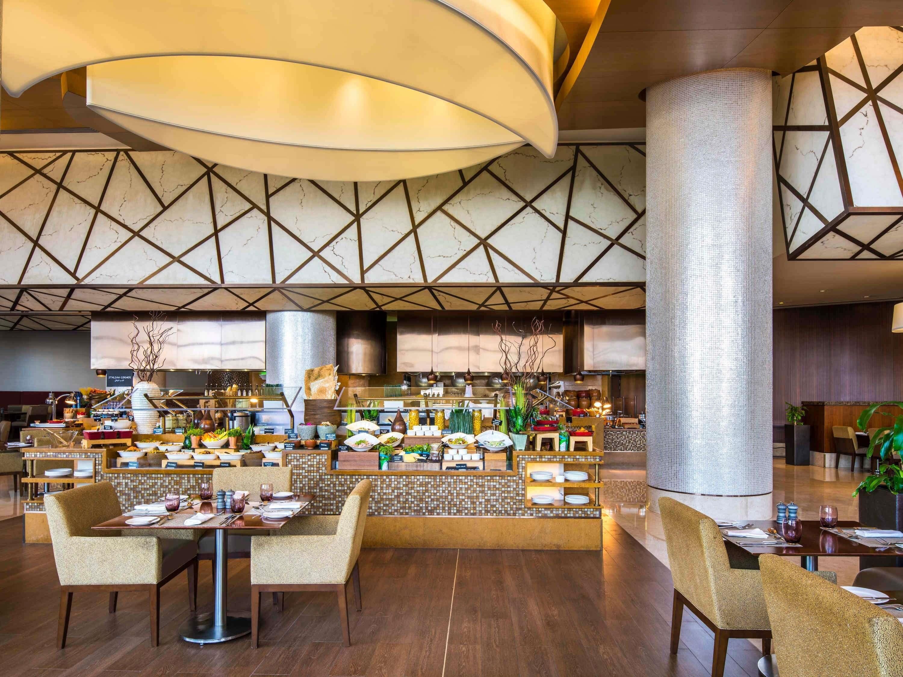 Sarapan prasmanan setiap hari (AED 129 per orang)