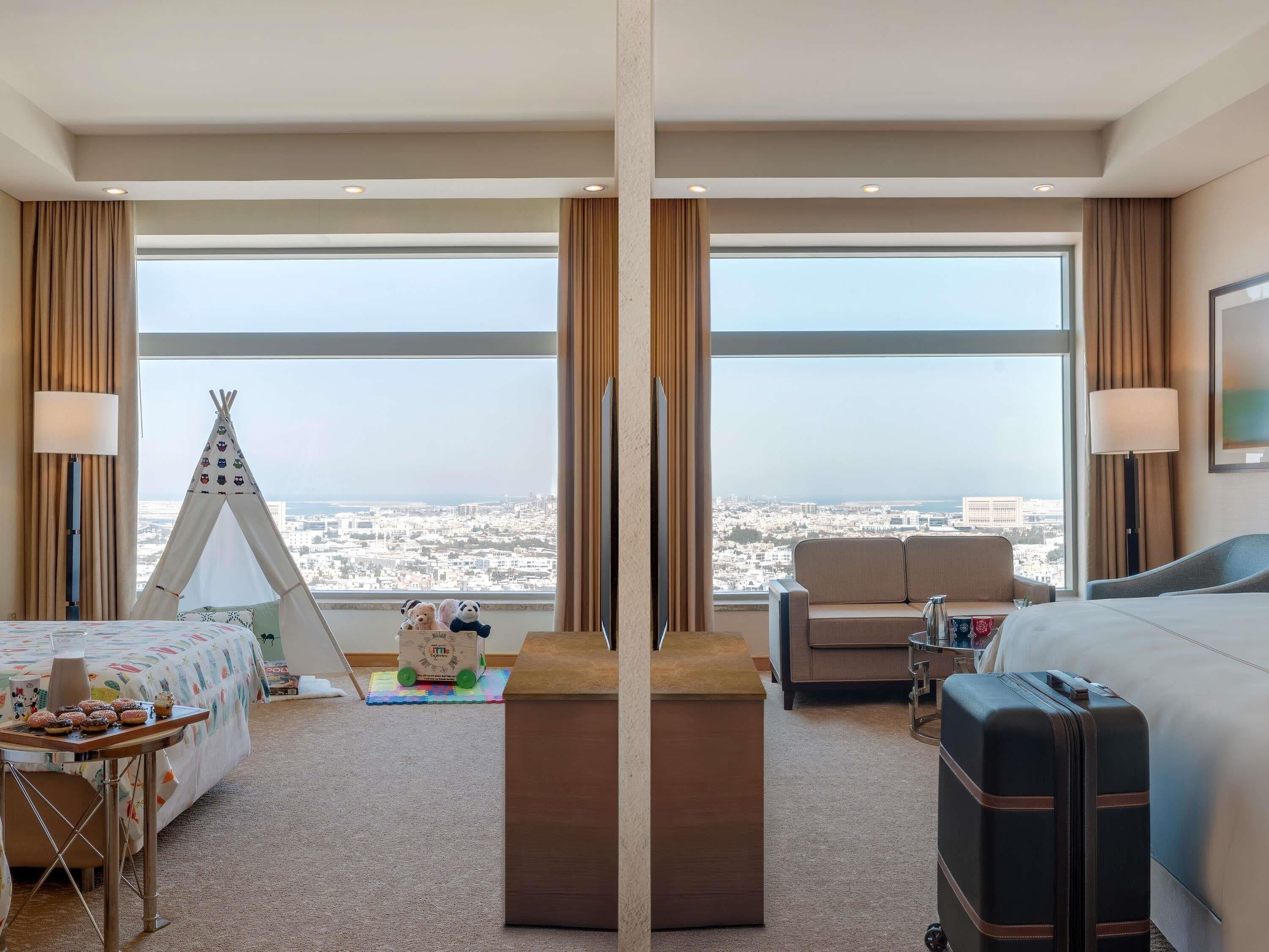 Minibar, caja de seguridad en la habitación y escritorio 