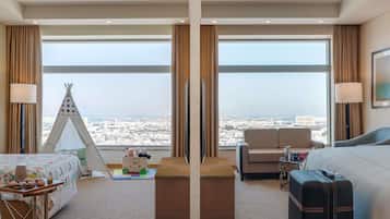 家庭房, 1 张特大床, 连通房 | 1 多间卧室、迷你吧、客房内保险箱、办公桌